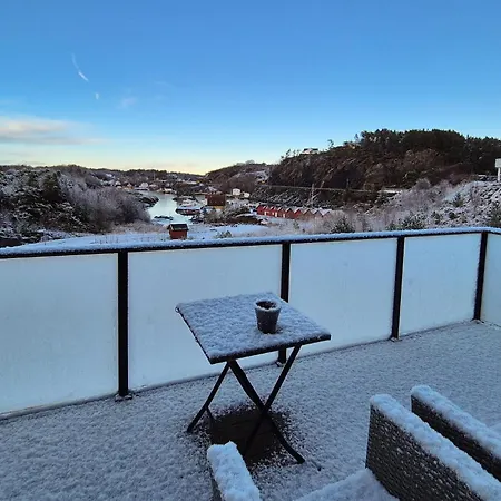 Leilighet Awesome In Finnas With House Sea View