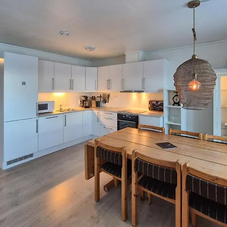Stunning In Finnas With House Sea View Daire Vinnes (Austevoll)